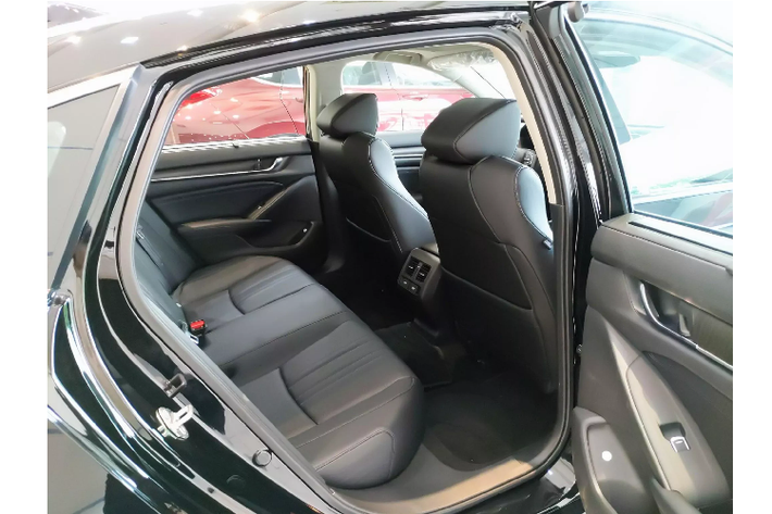 Từ trước đến nay, Honda Accord chưa bao giờ cạnh tranh với Camry về doanh số, khi Camry sẽ luôn là một lựa chọn của số đông, vì dòng xe này đáp ứng cho các nhu cầu đi lại đơn thuần.