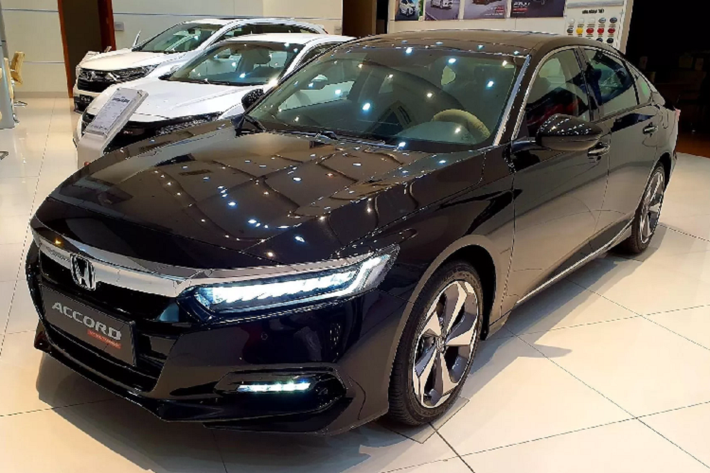 Để lý giải điều trên, có thể dòng xe Honda Accord VIN 2019 màu đen tồn kho ở các đại lý ở miền Bắc nhiều hơn trong miền Nam, chính vì thế các đại lý cân đối để giảm nhiều hơn cho khách mua xe nhằm “dọn kho” để chờ lô mới về. Honda Accord đang có giá niêm yết 1,319 tỷ đồng, sau khi giảm 150 triệu đồng vào giá bán, mức giá chỉ còn 1,169 tỷ đồng. Làm so sánh, giá sau giảm của Accord chỉ cao hơn khoảng 150 triệu đồng so với lựa chọn Toyota Camry phiên bản 2.0G có giá 1,029 tỷ đồng.
