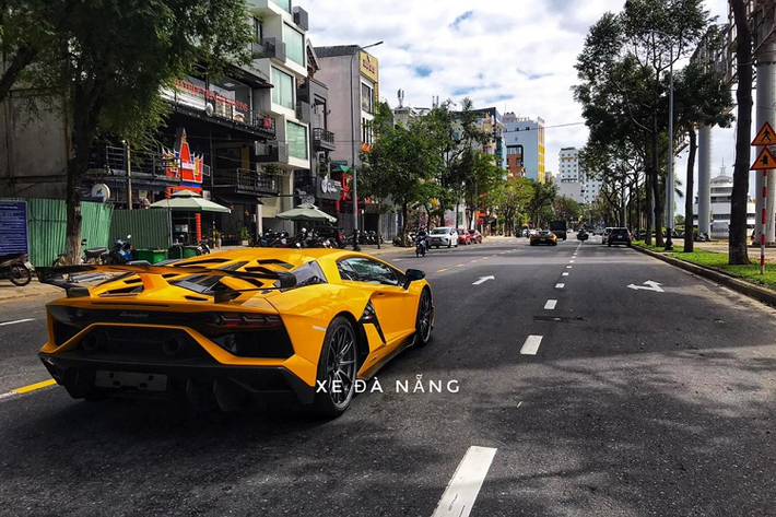 Hiện chiếc siêu xe phiên bản giới hạn Lamborghini Aventador SVJ vẫn sẽ ở lại Đà Nẵng để làm thêm các thủ tục khác trước khi được cho sẽ vận chuyển vào Sài thành để bàn giao cho một chủ nhân sinh sống ở đây do đã đặt mua xe từ trước đó.
