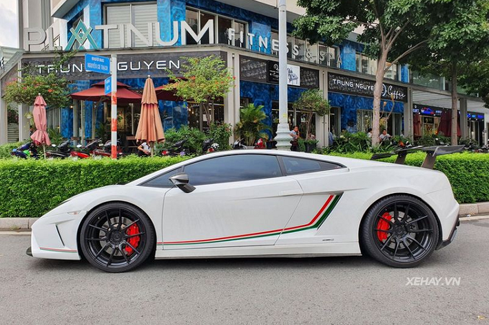 Đặc biệt, siêu xe còn có phần nắp động cơ độc đáo được độ lại tinh xảo, hầm hố cùng cản trước tái thiết kế. Tất cả đều giúp Lamborghini Gallardo độ độc đáo này trở nên khí động học hơn và đẹp mắt hơn.