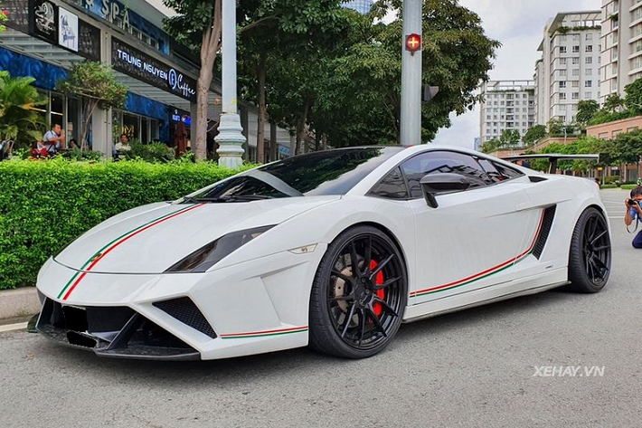 Nhờ bodykit Squadra Corse, siêu xe Lamborghini Gallardo của tay chơi xe Sài Gòn trở nên cuốn hút hơn hẳn với nhiều chi tiết làm bằng sợi carbon, như líp gió trước, ốp sườn, vỏ gương chiếu hậu, bộ khuếch tán và cánh giò cỡ lớn phía sau.
