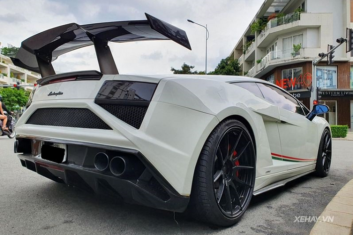 Tuy nhiên, xe chỉ có đĩa phanh bằng thép trong khi Gallardo Squadra Corse thật được trang bị đĩa phanh carbon ceramic.