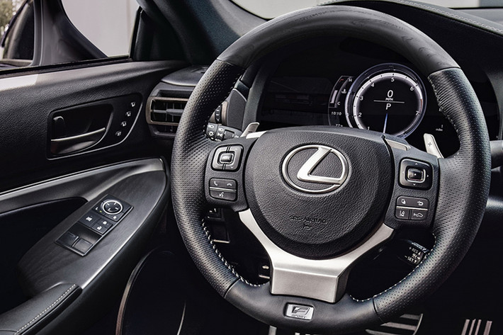 Các tiện nghi bên trong xe không có thay đổi nào, những trang bị nổi bật gồm có ghế trước chỉnh điện có sưởi và thông gió, nội thất bọc da thật, điều hòa tự động 2 vùng, hệ thống thông tin giải trí 10,3 inch có định vị vệ tinh, radio kỹ thuật số và tích hợp điện thoại thông minh, cùng dàn âm thanh cao cấp của Pioneer.