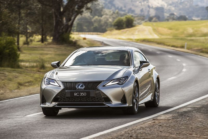 Một trong những điểm mới lạ đáng chú ý trên Lexus RC 2021 mới là phần mềm điều khiển thích ứng mới cho hộp tự động 8 cấp được trang bị tiêu chuẩn cho cả RC 300 và RC 350. Nhờ đó, hộp số sẽ có được khả năng chuyển số nhanh nhẹn, chính xác hơn, đồng thời giúp cải thiện hiệu quả sử dụng nhiên liệu cũng như tối ưu cảm giác lái thể thao khi cần thiết.