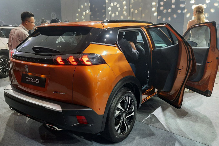 Các đường gân dập nổi kéo dọc hai bên thân xe mang đến cảm giác mạnh mẽ hơn, mâm hợp kim với kích thước 17inch phong cách Salamanca và gương chiếu hậu khác màu tích hợp đèn báo rẽ tiện dụng dạng LED. Phía sau với 2 cụm đèn hậu LED 3D mang đặc trưng 3 móng vuốt sư tử của thương hiệu Pháp được nối liền bởi dải đen đặt ngang tạo dáng vẻ bề thế và vững chãi.