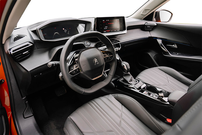 Cùng với đó, ống xả kép dạng hình thang mạ crom và đèn phanh được đặt trên cao cũng góp phần tôn vẻ đẹp hiện đại và năng động cho Peugeot 2008. Bên trong nội thất của mẫu xe này được thiết kế theo ngôn ngữ Peugeot 3D i-Cockpit mới mô phỏng buồng lái máy bay, đậm chất công nghệ với xu hướng tập trung vào người lái.