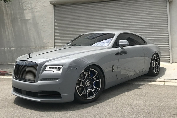 Wraith được phân phối chính hãng tại Việt Nam với 2 phiên bản, bao gồm bản tiêu chuẩn với giá từ 33,6 tỷ đồng và Wraith Black Badge với giá từ 38,6 tỷ đồng, chưa bao gồm các tuỳ chọn bên ngoài. Về truyền động, Rolls-Royce Wraith sử dụng động cơ V12 6.6L, sản sinh công suất tối đa 624 mã lực và 800 Nm mô-men xoắn. Từ đó, chiếc coupe nhà Rolls-Royce có thể tăng tốc từ 0 - 100 km/h chỉ với 4,6 giây.
