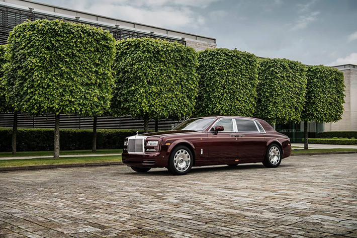 Ngoài ra còn có thêm 2 phiên bản đặc biệt khác gồm Phantom Hoà bình và Vinh quang cùng Phantom Mặt trời phương đông. Tất cả các phiên bản này đều chỉ được sản xuất giới hạn mỗi phiên bản duy nhất một chiếc trên toàn cầu.