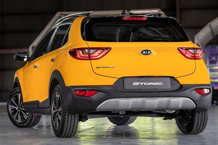 So với người anh em Seltos, Kia Stonic giá rẻ vốn ra đời trước khi mẫu xe này trình làng tại châu Âu vào hồi năm 2017. Tại thị trường Philippines, Kia Stonic 2021 được chia thành 3 phiên bản, bao gồm LX MT, LX AT và EX AT. Giá xe Kia Stonic 2021 tại đây sẽ dao động từ 735.000 Peso (khoảng 353 triệu đồng) cho bản LX MT, 835.000 Peso (401 triệu đồng) cho bản LX AT đến 925.000 Peso (444 triệu đồng) cho bản EX AT.