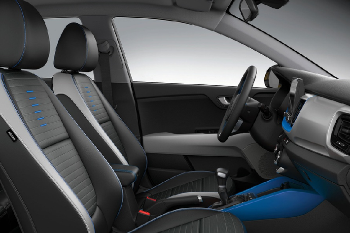 Không chỉ rẻ hơn, Kia Stonic 2021 còn sở hữu kích thước nhỏ hơn đáng kể so với Seltos. Theo đó, mẫu SUV cỡ B này có chiều dài 4.100 mm, chiều rộng 1.735 mm, chiều cao 1.533 mm và chiều dài cơ sở chỉ 2.570 mm. Những con số tương ứng của Kia Seltos là 4.375 mm, 1.800 mm, 1.600 mm và 2.630 mm. Ngoài ra, Kia Stonic 2021 còn có chiều cao gầm 185 mm, bán kính vòng quay tối tiểu là 5,5 m và trọng lượng từ 1.074 - 1.117 kg, tùy phiên bản.