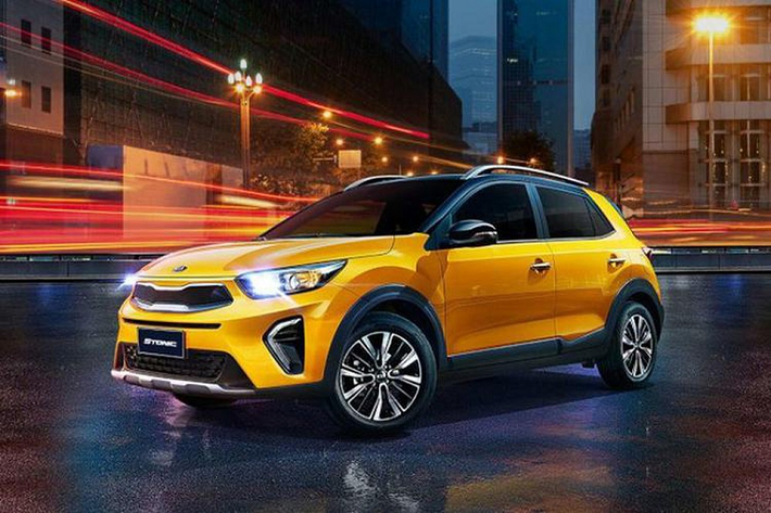 Bên ngoài, Kia Stonic 2021 sở hữu thiết kế ngoại thất táo bạo với lưới tản nhiệt "mũi hổ" đặc trưng, cụm đèn pha Halogen, cản trước/sau thể thao, cụm đèn hậu LED ôm lấy hai góc đuôi xe và bộ vành hợp kim 16 inch tiêu chuẩn, đi với lốp 195/60/R16. Từ bản LX, xe sẽ có thêm đèn sương mù trước hình mũi tên, hướng vào trung tâm đầu xe. Trong khi đó, chỉ ở bản EX cao cấp nhất, xe mới có dải đèn LED định vị ban ngày tiêu chuẩn.