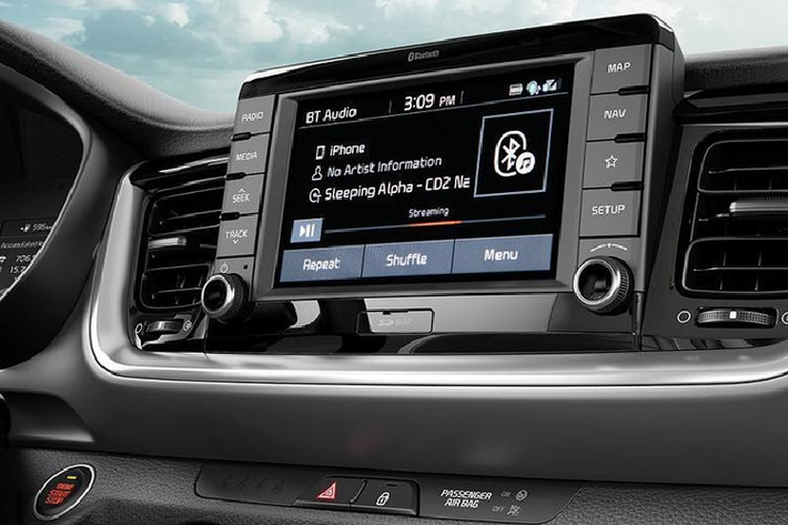 Về an toàn, Kia Stonic 2021 bản LX chỉ được trang bị phanh đĩa ở 2 bánh trước trong khi 2 bánh sau dùng phanh tang trống. Chỉ có bản EX mới có phanh đĩa ở cả 4 bánh. Thêm vào đó là các hệ thống an toàn như chống bó cứng phanh ABS, 2 túi khí và camera lùi. Chỉ bản EX cao cấp nhất mới có hệ thống cân bằng điện tử, hỗ trợ khởi hành ngang dốc, cảm biến đỗ xe phía sau và hệ thống chống trộm.