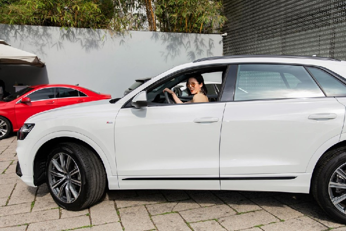 SUV hạng sang Audi Q8 chính hãng đầu tiên về Việt Nam gây ấn tượng với lưới tản nhiệt Singleframe thể thao, đèn pha và đèn hậu dạng LED có thiết kế đẹp mắt. Audi còn mang đến tuỳ chọn đèn pha HD Matrix LED cho chiếc SUV hạng sang đầu bảng của mình. Tiến vào bên trong khoang lái, Audi Q8 của Lệ Quyên có nội thất bọc da và Alcantara, vô lăng đáy phẳng với nhiều chi tiết trang trí bằng kim loại.