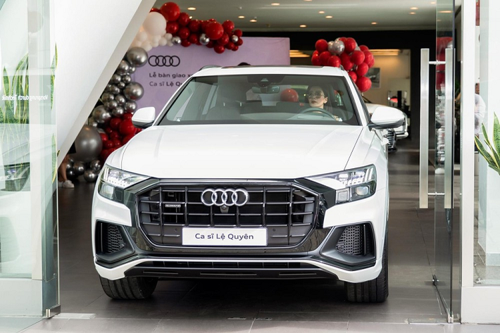 Mẫu SUV hạng sang của Audi có khoang hành lý lên đến 605 lít, con số này có thể tăng lên 1.755 lít nếu hàng ghế sau gập xuống. Hệ thống giải trí nổi bật trên Audi Q8 2020 bao gồm 2 màn hình cảm ứng MMI với màn hình 10,1 inch nằm trên và 8,6 inch nằm dưới. Ngoài ra, Q8 2020 còn có thêm màn hình 12,3 inch ở bảng đồng hồ. Màn hình hiển thị thông tin trên kính chắn gió, dàn âm thanh Bang & Olufsen, logo quattro khắc laser 3D trên hộc găng tay cũng là những trang bị nổi bật cho chiếc SUV hạng sang của Audi.