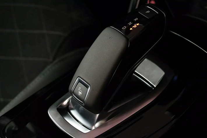 Về động cơ và hệ truyền động, tại Việt Nam Peugeot 2008 2020 chắc chắn sẽ không được cung cấp động cơ dầu như tại thị trường châu Âu.