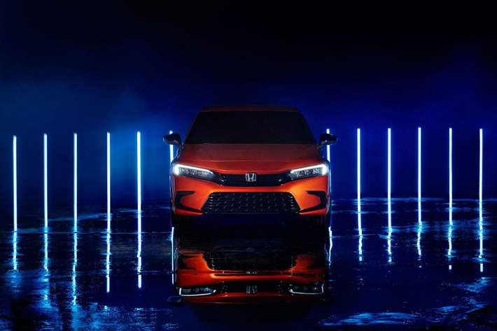 Bước sang thế hệ mới, Honda Civic hoàn toàn mới sở hữu vóc dáng thấp và rộng với thiết kế phức tạp, cao cấp hơn trước. Có thể nói, Honda Civic 2022 đã "hãm bớt" thiết kế thể thao, hầm hố của thế hệ cũ và chuyển hướng sang phong cách thanh lịch hơn, giống đàn anh Accord. Do đó, không có gì ngạc nhiên khi Honda Civic 2022 được gọi là "tiểu Accord".