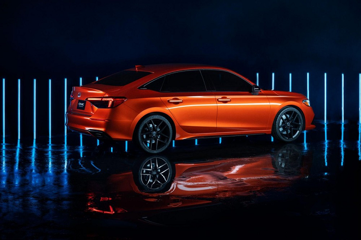 Trên đầu xe, lưới tản nhiệt Solid Wing đặc trưng của Honda Civic cũ dường như đã biến mất. Thay vào đó là thanh màu đen khá mảnh, nối với đèn pha hai bên. Khe hở giữa nắp ca-pô và lưới tản nhiệt đã không còn xuất hiện trên Honda Civic thế hệ mới nữa. Ngoài ra, nắp ca-pô của mẫu sedan cỡ C này còn được thiết kế dốc xuống dưới.