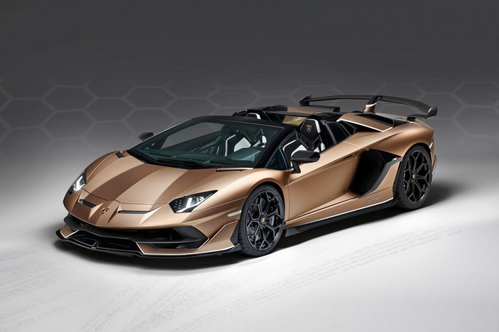 Hốc gió trước của siêu xe Lamborghini Aventador SVJ Roadster được chia thành hai phần riêng biệt, hai bên hông đầu xe có thêm lướt gió phụ. Phần nắp capô phía trước với những khe gió rất mạnh mẽ kết hợp cùng cặp đèn pha LED sắc cạnh đặc trưng của dòng siêu xe Lamborghini Aventador. Vòng ra bên hông xe, mẫu xe Lamborghini Aventador SVJ mui trần có hốc gió lớn và nẹp sườn bằng carbon.
