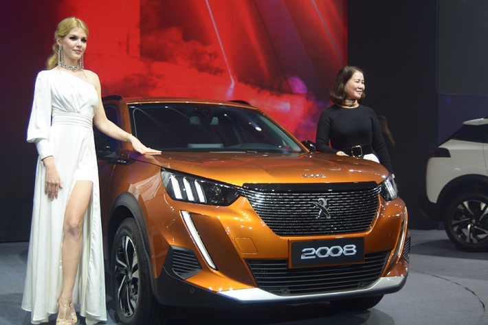 Peugeot 2008 2021 mới sở hữu chiều dài tổng thể 4.300mm, chiều rộng tổng thể 1.770 mm, chiều dài cơ sở 2.605mm, khoảng sáng gầm xe 175mm. Kích thước này cùng bán kính quay vòng nhỏ chỉ 5,4m giúp xe di chuyển linh hoạt tốt trong đường phố và không gian hẹp.