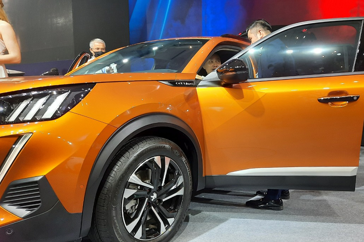 Mẫu xe SUV Peugeot 2008 lần đầu tiên xuất hiện tại Việt Nam sở hữu thiết kế trẻ trung, năng động và hiện đại. Nổi bật với đèn LED ban ngày dạng nanh sư tử và hệ thống đèn trước Full LED có hình dạng 3 móng vuốt sư tử đặc trưng. Lưới tản nhiệt với các thanh chrome đặt ngang, kết hợp thêm Ốp cản trước màu bạc mang lại nét thanh lịch hài hòa cho mẫu xe SUV hiện đại.