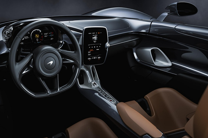 McLaren Elva có khối lượng nhẹ, không có mui xe và kính chắn gió, đồng thời sử dụng hệ thống quản lý khí động học chủ động (AAMS), tạo thành một mui xe ảo trên khu vực buồng lái. Phiên bản Elva Gulf có ngoại hình bắt mắt, một đường màu cam trang trí chạy dọc giữa thân xe tương phản với màu xanh lam chủ đạo.