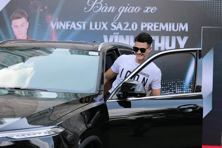 Được biết, đây không phải là chiếc xe VinFast đầu tiên của siêu mẫu Vĩnh Thụy. Trước đó, siêu mẫu này cũng đã từng sử dụng một chiếc VinFast LUX A2.0. Lần đầu tiên ra mắt trong triển lãm Ô tô Paris 2018 và chính thức có mặt trên thị trường Việt Nam từ năm 2019, VinFast LUX A2.0 đời mới hiện là lựa chọn của không ít khách hàng trong nước. Thậm chí, trong tháng 9/2020 vừa qua, mẫu SUV cỡ trung này còn từng lần đầu tiên lọt vào danh sách 10 xe bán chạy nhất tại thị trường Việt Nam.
