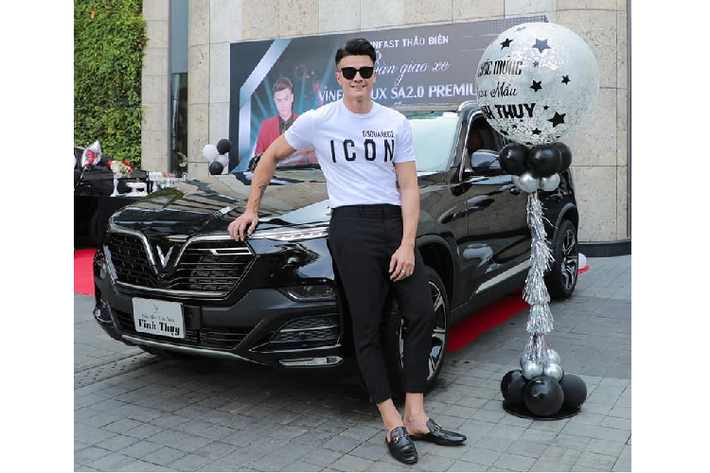 Tại Việt Nam, giá xe VinFast LUX SA2.0 Premium hiện có giá niêm yết là 1,528 tỷ đồng (đã bao gồm VAT). Đây là mức giá được hãng xe Việt áp dụng sau khi tích hợp một số chương trình khuyến mãi lớn như “Trước bạ 0 đồng”, “Quà tặng tri ân” giảm 120 triệu đồng và còn có giảm 10% khi trả thẳng. Ngoài ra, vì là người nổi tiếng nên siêu mẫu Vĩnh Thụy có thể còn được mua xe với giá tốt hơn một chút.