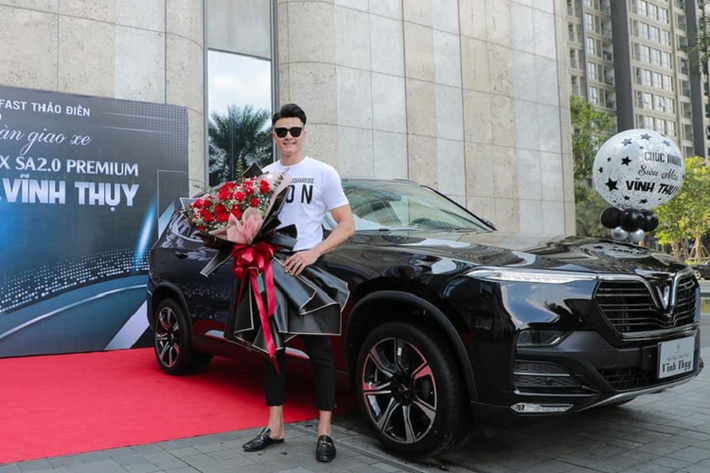 Mới đây, siêu mẫu kiêm diễn viên Vĩnh Thụy đã chính thức nhận chìa khóa của chiếc xe hơi hoàn toàn mới. Theo đó, chiếc xế hộp mới của siêu mẫu 32 tuổi này là VinFast LUX SA2.0. Chiếc VinFast LUX SA2.0 của Vĩnh Thụy thuộc bản Premium cao cấp nhất và được sơn ngoại thất màu đen bóng. Bên trong xe là không gian nội thất bọc da Nappa màu nâu thanh lịch.