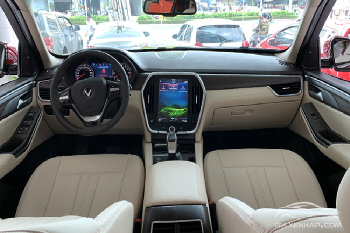 Bên cạnh đó, VinFast LUX SA2.0 còn có đèn pha LED nằm thấp bên dưới và đèn hậu đi kèm dải đèn LED kéo dài vào chính giữa, ôm lấy logo hình chữ "V", tạo sự tương đồng với thiết kế đầu xe. Đồng thời, thiết kế này cũng giúp mẫu SUV "made in Vietnam" cực kỳ nổi bật trong đêm. Ở bản Premium, VinFast LUX SA2.0 sẽ được trang bị bộ vành 20 inch thể thao.