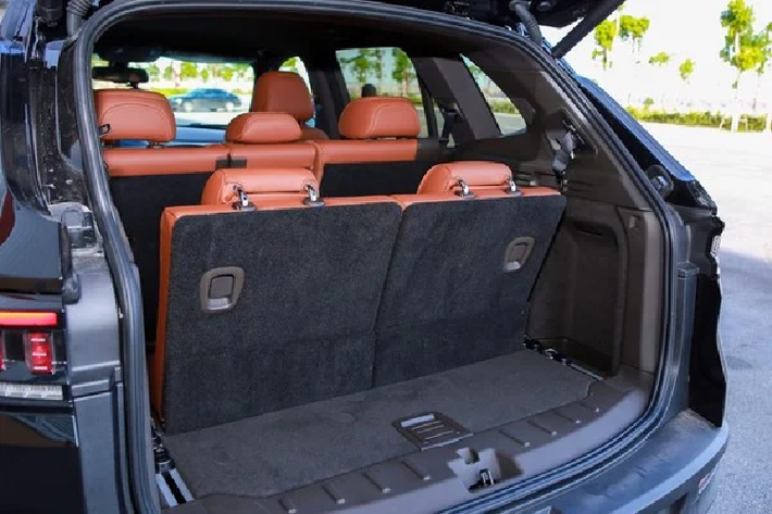 Bên trong VinFast LUX SA2.0 bản Premium như xe của siêu mẫu Vĩnh Thụy là không gian nội thất bọc da Nappa sang trọng, ghế lái chỉnh điện 12 hướng, bàn đạp bằng thép không gỉ và hệ thống đèn viền. Ngoài ra, xe còn có những trang bị đáng chú ý như màn hình thông tin giải trí dạng cảm ứng cỡ lớn và nằm dọc, hỗ trợ kết nối với điện thoại thông minh qua Android Auto và Apple CarPlay. Tiếp đến là vô lăng 3 chấu thể thao bọc da và bảng đồng hồ analog kết hợp với màn hình màu đa thông tin.