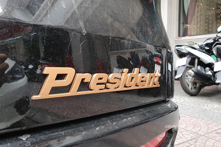 Theo quan sát, chiếc VinFast President trong bài viết được trang bị gói ngoại thất tiêu chuẩn của dòng xe này với nước sơn ngoại thất màu đen pha trộn các chi tiết trang trí màu vàng đồng tương phản thay vì lựa chọn việc cá nhân hoá chiếc xe.