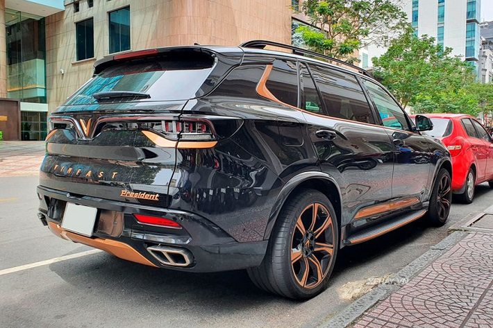 Đặc biệt, hàng ghế thứ 2 của xe rất rộng rãi với khoảng duỗi chân được tăng thêm tới 20 cm so với mẫu Lux SA2.0 khi có chiều dài cơ sở lớn và lên tới 3.133 mm. Thêm vào đó, nội thất trên VinFast President cũng được sử dụng loại da Nappa cao cấp đến từ Eagle Ottawa cùng gỗ ốp Veneer thượng hạng được sản xuất tại Ý.