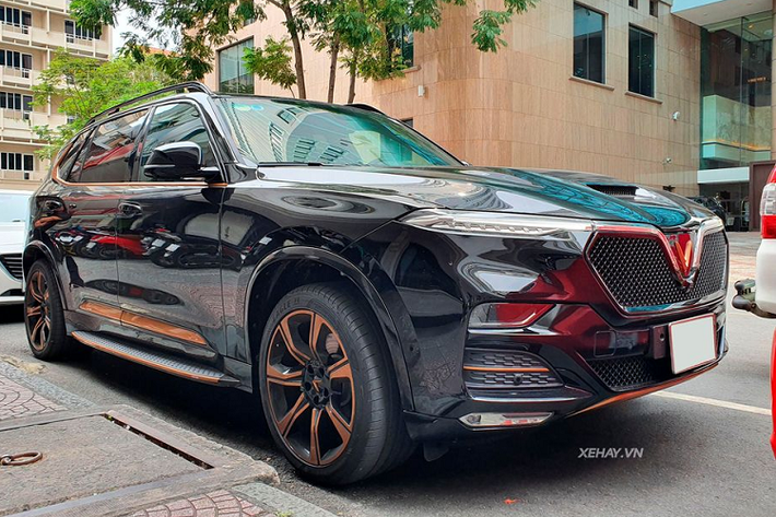 Mới đây, cánh săn ảnh khu vực TP.HCM đã vô tình chạm mặt mẫu xe đình đám nhất trong gia đình VinFast, mẫu xe thường được gọi với biệt danh "xe Chủ tịch" - VinFast President 2020 mới. Đây là một dòng xe đặc biệt được sản xuất với số lượng giới hạn chỉ 500 chiếc và dành riêng cho thị trường Việt Nam.