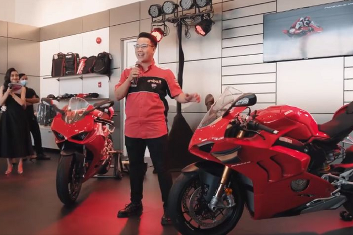 Tuy nhiên, siêu môtô Panigale V4 R chưa có sẵn tại Việt Nam và Minh Nhựa sẽ phải đợi xe được nhập về. Đại gia Minh Nhựa cho biết thật ra anh là fan của thương hiệu môtô Ducati từ rất lâu rồi, anh thường xuyên tìm hiểu và nghiên cứu về những dòng môtô mạnh mẽ nhà Ducati.