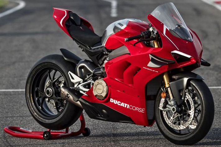 Ducati Panigale V4 R 2019 cũng có rất nhiều tính năng thú vị khác như cặp đĩa phanh Brembo 330mm ở bánh trước, cùng kẹp phanh Brembo Monobloc Stylema M4.30 và Bosch Cornering ABS EVO theo tiêu chuẩn, hệ thống treo trên Panigale V4 R hiệu Ohlins với bộ giảm xóc NPX titanium ở phía trước và giảm xóc đơn TTX36 ở sau. Cả hai đều là giảm xóc điều chỉnh cơ, khác với loại điều chỉnh điện trên Panigale V4 S.