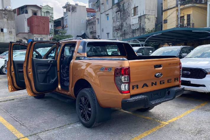 Dòng bán tải Ford Ranger 2021 sẽ tiếp tục duy trì các phiên bản như trước. Được biết, các phiên bản được đưa về bao gồm: Ranger Wildtrak 2.0L AT 4x4 và 4x2, Ranger XLS 4x2 AT và MT. Có thể Ford Ranger Wildtrak 2021 tại Việt Nam sẽ “cắt” trang bị nắp thùng trượt điện (Power Roller Shutter) vốn là trang bị Tiêu Chuẩn ở thị trường Thái Lan.