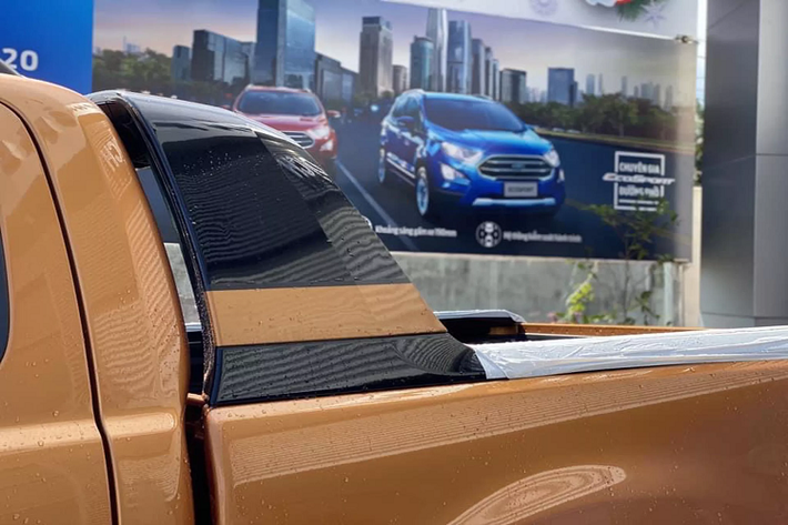 Dự tính Ford Ranger Wildtrak có giá bán lần lượt: 853 – 918 triệu đồng cho phiên bản 1 và 2 cầu. Trong khi hai phiên bản XLS có giá dao động từ 630 – 650 triệu đồng.