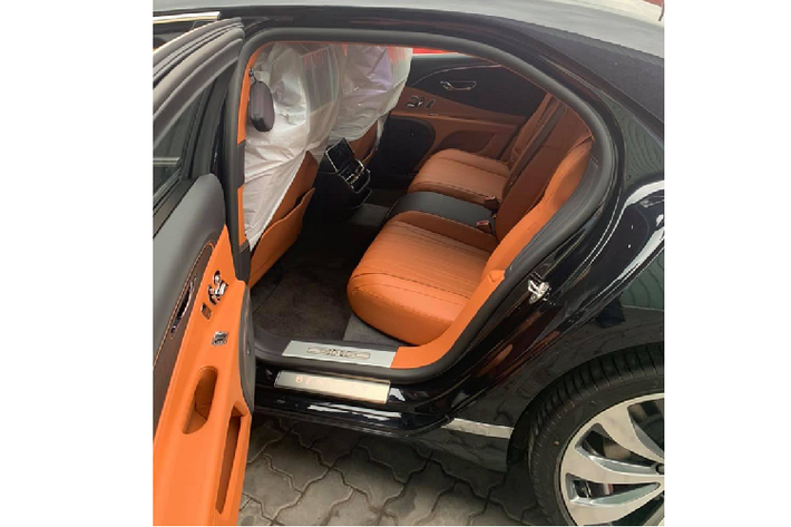 Đáng chú ý, Flying Spur 2020 là mẫu xe đầu tiên của Bentley được trang bị hệ thống lái 4 bánh AWS điều khiển điện tử, kết hợp với hệ dẫn động 4 bánh chủ động Active AWD và hệ thống điều khiển Bentley Dynamic Ride giúp tăng khả năng vận hành tối ưu cho xe.