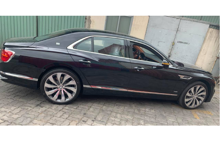 Nếu như chiếc xe siêu sang Bently Flying Spur W12 đầu tiên về Việt Nam sở hữu ngoại thất màu xanh thì chiếc thứ 2 mới về có màu đen, nội thất bên trong bọc da màu da bò thường được các đại gia Việt lựa chọn. Mức giá xe Bentley Flying Spur W12 2020 mới này chưa được đại lý tư nhân công bố, nhưng chắc chắn cũng không hề rẻ hơn chính hãng.