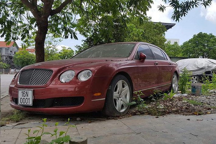 Không rõ nguyên nhân là gì, nhưng rõ ràng hình ảnh chiếc Bentley Continental Flying Spur này làm bạn với bụi trong nhiều năm đã khiến không ít người đau lòng. Tuy nhiên, gần đây khi giới mê xe tại Hải Phòng bắt gặp chiếc Bentley Continental Flying Spur cũ trong ngoại hình mới đầu sang chảnh đã khiến họ bất ngờ và ngạc nhiên.