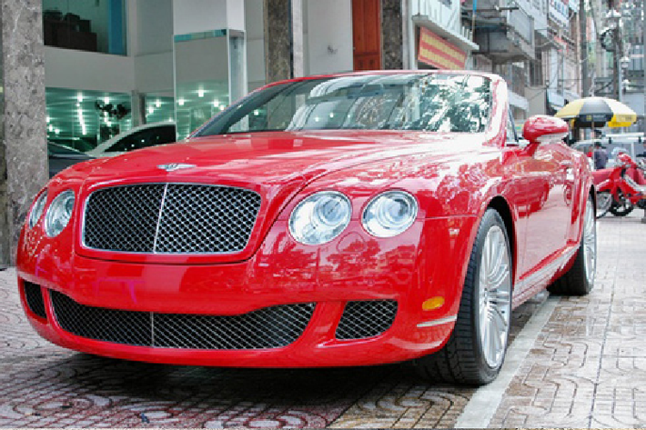 Hiện tại, chiếc xe siêu sang Bentley Continental Flying Spur này đã được chủ nhân mang đi tắm rửa sạch sẽ và còn thay cho xe "bộ móng" mới tinh. Nguyên bản, chiếc Bentley Continental Flying Spur màu đỏ sử dụng la-zăng 4 chấu đơn của bản cũ, và hiện tại xe mang bộ mâm đa chấu kép rất cá tính.