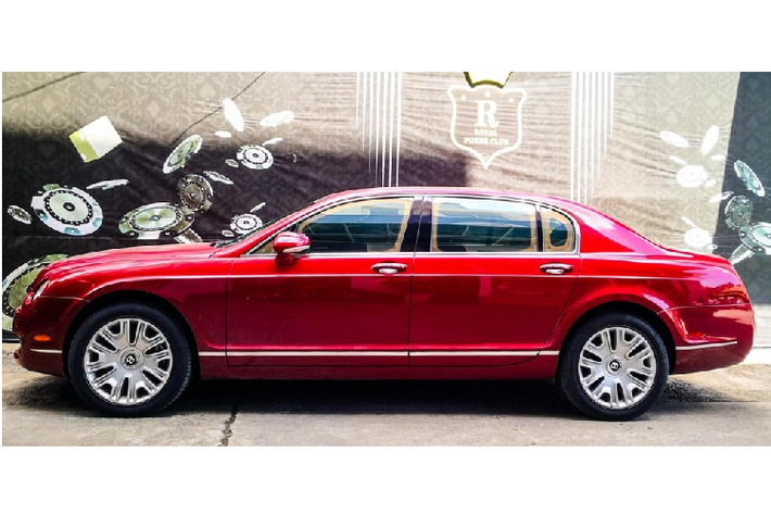 Bentley trang bị cho mẫu xe siêu sang Continental Flying Spur đời cũ khối động cơ W12, dung tích 6.0 lít, tăng áp kép, sản sinh công suất tối đa 552 mã lực tại vòng tua máy 6.100 vòng/phút và mô-men xoắn cực đại 650 Nm tại vòng tua 1.600 vòng/phút. Hộp số tự động 6 cấp.