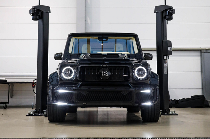 Chỉ có 10 chiếc siêu SUV Brabus G V12 900 được sản xuất và đây là chiếc đầu tiên, do Refined Marques đặt hàng. Chiếc xe đầu tiên được bán không giống bất kỳ mẫu xe nào trong số 9 chiếc còn lại.