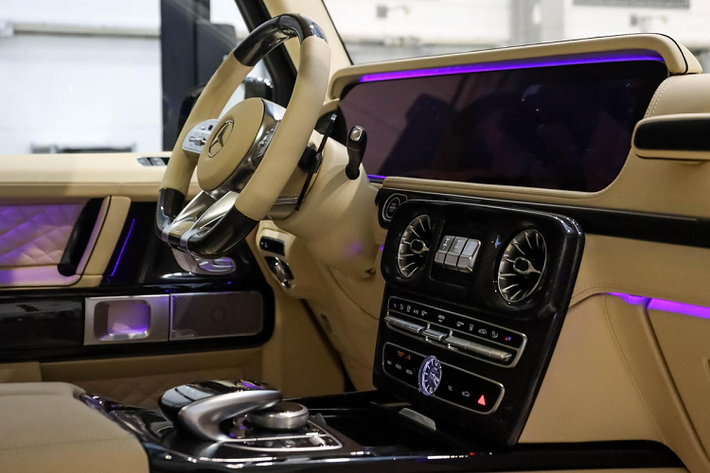 Nội thất của mẫu xe này thực sự sang trọng, các bậc cửa có thể phát sáng, phần lớn bề mặt đều được bọc da, bao gồm cả sàn xe.