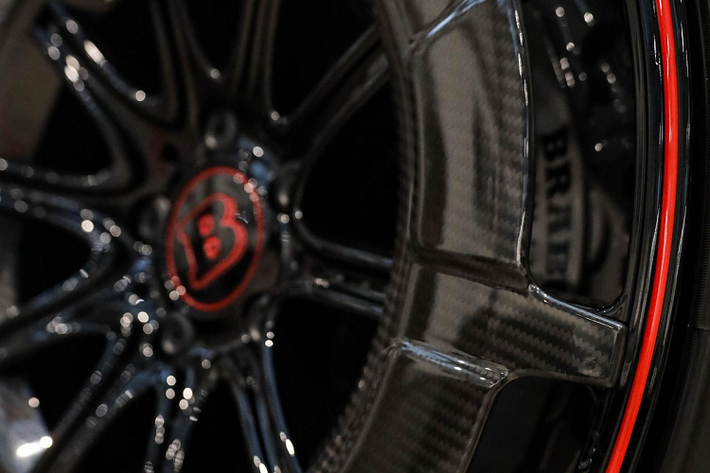 Không như G-Class thông thường, những chiếc Brabus G V12 900 đặc biệt không có bánh dự phòng phía sau. Xe được trang bị bộ mâm khổng lồ kích thước 23 inch.