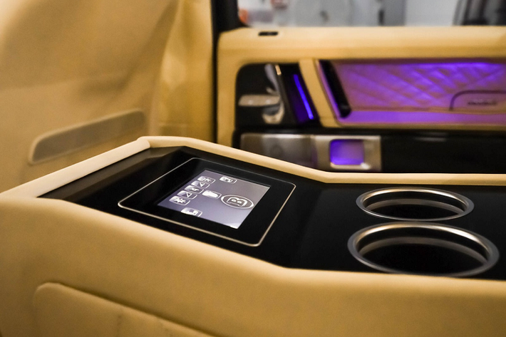 Dù có kích thước to lớn, chiếc Brabus này chỉ có 4 chỗ ngồi. Điều này nhằm tăng sự thoải mái cho hành khách.