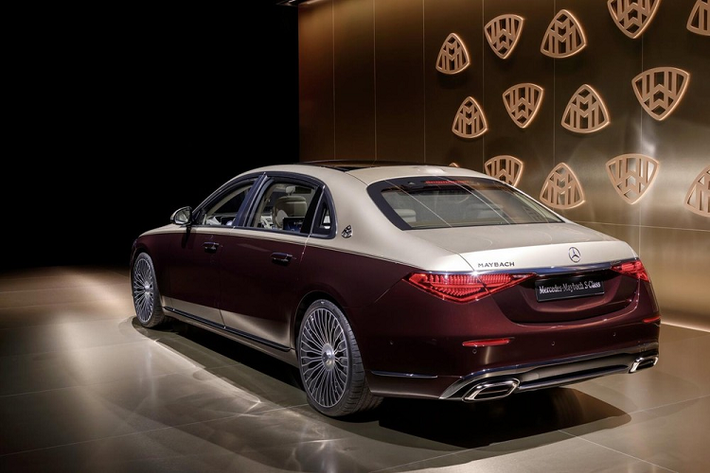 Tương tự như phiên bản cũ, Mercedes-Maybach S-Class 2021 cũng có chế độ Chauffeur tiêu chuẩn dành cho hành khách ngồi sau ghế phụ lái. Chế độ này cho phép hành khách đẩy dịch ghế phụ lái lên phía trước để tăng khoảng duỗi chân.