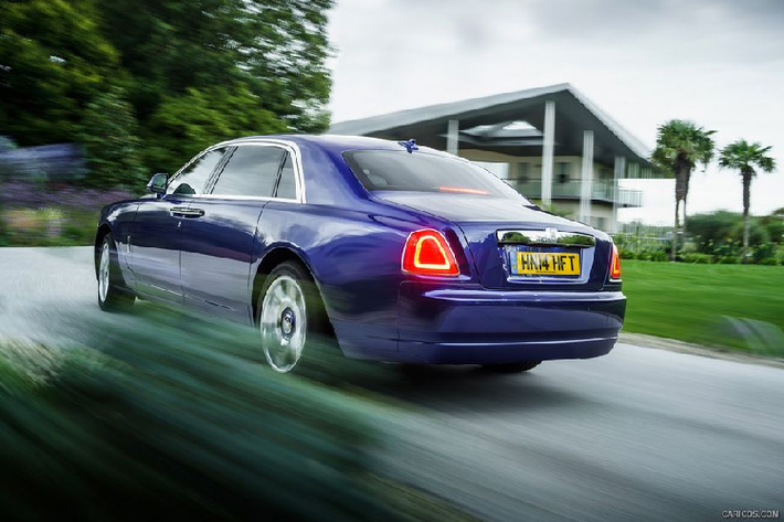 Rolls-Royce Ghost II có tổng cộng 3 phiên bản, gồm bản Ghost tiêu chuẩn, Ghost Black Badge và Ghost EWB. Mẫu xe này có giá khởi điểm từ 31,3 tỷ đồng, thấp nhất trong danh mục của Rolls-Royce Motor Cars Hanoi. Đối với phiên bản Ghost EWB có giá từ 35,4 tỷ đồng và cao nhất là phiên Black Badge từ 36,3 tỷ đồng. Tất nhiên, mức giá trên mới chỉ là con số khởi điểm và chưa bao gồm các tuỳ chọn khi khách hàng đặt thêm. Về truyền động, Rolls-Royce Ghost sử dụng động cơ V12 6.6L, sản sinh công suất 570 mã lực và 780 Nm mô-men xoắn.