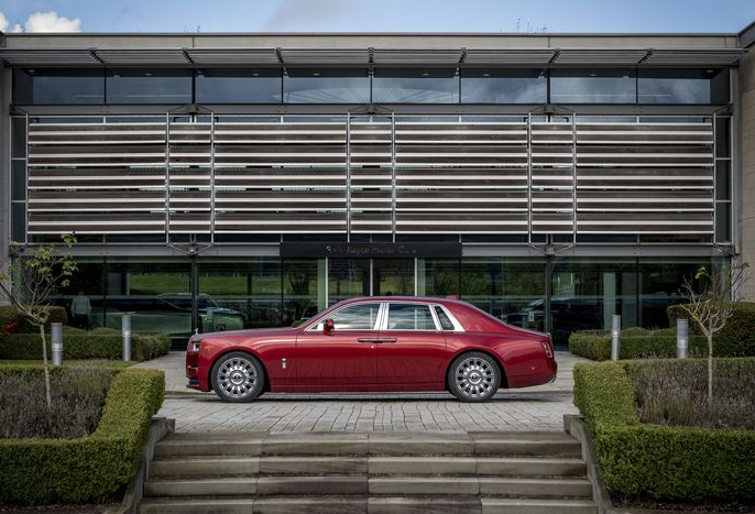 Động cơ xe Phantom VIII chỉ có một loại duy nhất, là loại V12, dung tích 6,75 lít, sản sinh công suất 563 mã lực và mô-men xoắn 900Nm. Đi kèm là hệ dẫn động 4 bánh tiêu chuẩn và hộp số ZF tự động 8 cấp tích hợp hệ thống hỗ trợ vệ tinh SAT. Nhờ vào sức mạnh đó, siêu sedan này dù nặng tới 2,7 tấn vẫn có thể tăng tốc từ 0-100km/h chỉ trong 5,3 giây, nhanh hơn 0,4 giây so với người tiền nhiệm’.