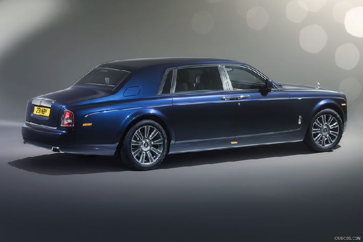 Đó chỉ là mức giá xe Rolls-Royce Phantom khởi điểm cho từng phiên bản vẫn chưa bao gồm các tuỳ chọn kèm theo. Về truyền động, dù là phiên bản nào thì Rolls-Royce Phantom cũng sẽ được trang bị khối động cơ V12 6.75 lít, sản sinh công suất tối đa 453 mã lực và mô-men xoắn cực đại đạt 720 Nm. Kết hợp với hộp số tự động 8 cấp, động cơ cho phép chiếc xe siêu sang tăng tốc từ 0 – 100 km/h chỉ trong khoảng thời gian 5,9 giây trước khi đạt vận tốc tối đa 250 km/h.
